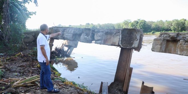Pj Bupati Muba, Apriyadi melihat langsung kondisi turap di Desa Bailangu, Muba, Sabtu (13/5/2023). Foto : Dinkominfo Muba.