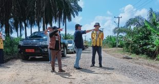 Tim PUPR Muba bersama tim Balai Besar Pelaksana Jalan Nasional (BBPJN) Wilayah V saat meninjau jalan Simpang Gardu-Tanjung Agung, Kamis (1/6/2023). Foto : Dinkominfo MUba.