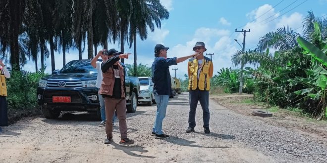 Tim PUPR Muba bersama tim Balai Besar Pelaksana Jalan Nasional (BBPJN) Wilayah V saat meninjau jalan Simpang Gardu-Tanjung Agung, Kamis (1/6/2023). Foto : Dinkominfo MUba.