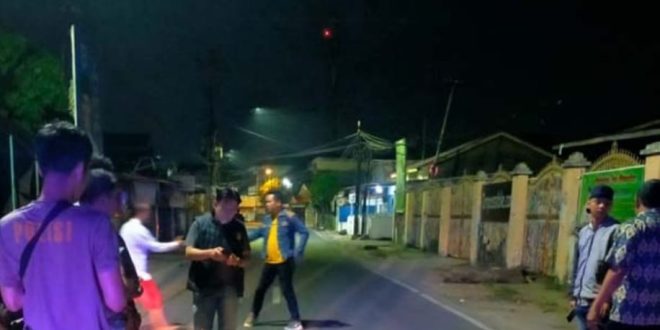 Polisi yang melakukan olah TKP kasus tewasnya seorang remaja di 14 Ulu Palembang, Kamis (1/6/2023) dini hari. Foto : Dok Penyidik Polda Sumsel.