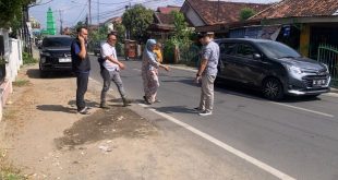 Seorang ibu menunjukkan TKP korban FF (15) yang tewas tergeletak di Jalan KH Azhari, Kelurahan 14 Ulu, Kecamatan Seberang Ulu (SU) II Palembang, Kamis (1/6/2023) sekitar pukul 02.45 WIB. Foto : Sumselheadline/Ela.