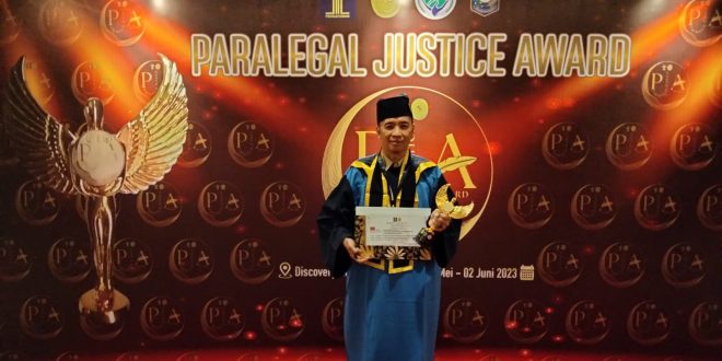 Musmulyadi, Lurah Balai Agung, Sekayu, meraih Piala Paralegal Justice Award di Ancol, Jakarta, Kamis (1/6/2023). Foto : Dinkominfo Muba.