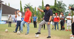 Gubernur Sumsel H Herman Deru  secara resmi membuka Fun Turnament Football Usia 45 memperebutkan Piala Gubernur Sumsel dan Bank Sumsel Babel Tahun 2023, Kamis (1/6/2023) sore. Foto : Humas Pemprov Sumsel.