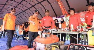 Pj Bupati Muba Apriyadi meninjau kesiapan alat pemadam kebakaran lahan dan hutan. Foto : Dinkominfo Muba