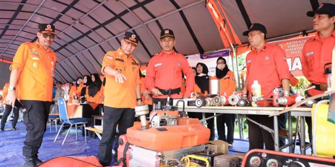 Pj Bupati Muba Apriyadi meninjau kesiapan alat pemadam kebakaran lahan dan hutan. Foto : Dinkominfo Muba