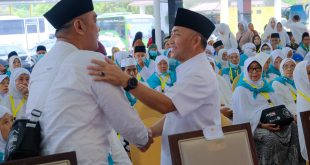 Pj Bupati Muba, Apriyadi bercengkrama dengan para calon jemaah haji asal Muba, Selasa (6/6/2023). Foto : Dinkominfo Muba.