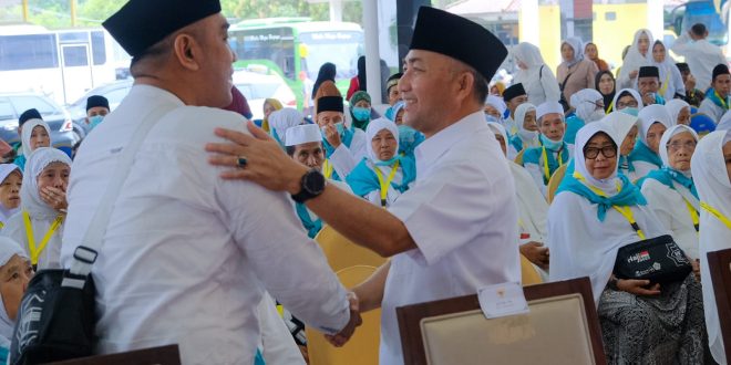 Pj Bupati Muba, Apriyadi bercengkrama dengan para calon jemaah haji asal Muba, Selasa (6/6/2023). Foto : Dinkominfo Muba.