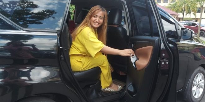 Lina, tersangka penistaan agama saat menghadiri panggilan Polda Sumsel. Foto : Dok Sumselheadline.