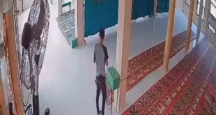 Pelaku pencuri kotak amal di Masjid Darul Taqwa 5 Ulu Palembang terekam CCTV. Foto : screenshot video cctv.