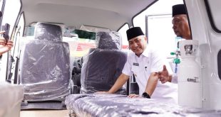 Pj Bupati Muba, Apriyadi menyerahkan bantuan dua unit mobil ambulance untuk warga di Kecamatan Pelakat Tinggi, Rabu (7/6/2023). Foto : Dinkominfo Muba.