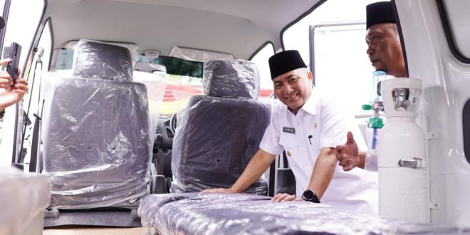 Pj Bupati Muba, Apriyadi menyerahkan bantuan dua unit mobil ambulance untuk warga di Kecamatan Pelakat Tinggi, Rabu (7/6/2023). Foto : Dinkominfo Muba.