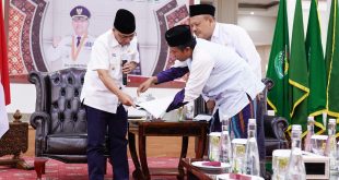 Pj Bupati Muba, Apriyadi melihat desain rencana lokasi PT NU di Tungkal Jaya, Rabu (7/6/2023). Foto : Dinkominfo Muba.