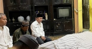 Sekda Palembang, Ratu Dewa melayat ke rumah duka almarhum Kurnati Abdullah, Rabu (14/6/2023). Foto : Sumselheadline/Pitria.