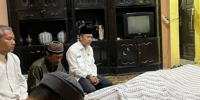 Sekda Palembang, Ratu Dewa melayat ke rumah duka almarhum Kurnati Abdullah, Rabu (14/6/2023). Foto : Sumselheadline/Pitria.