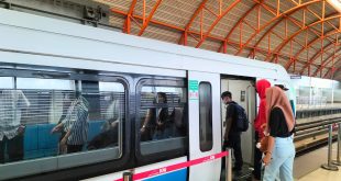 Para penumpang menaiki LRT Palembang. Foto : Dok Sumselheadline.