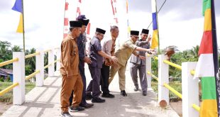 Bangun jembatan, Pj Bupati Muba Apriyadi buka akses untuk warga empat dusun di Lalan, Jumat (16/6/2023). Foto : Dinkominfo Muba.