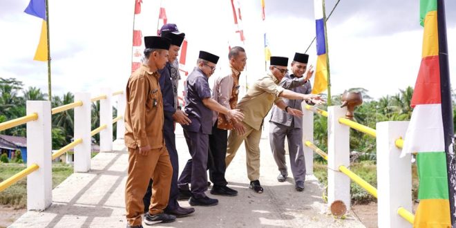 Bangun jembatan, Pj Bupati Muba Apriyadi buka akses untuk warga empat dusun di Lalan, Jumat (16/6/2023). Foto : Dinkominfo Muba.