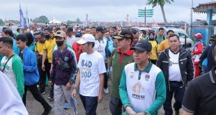 Sekda, Ratu Dewa dan sejumlah pejabat Pemkot olahraga bersama masyarakat dalam rangka HUT Palembang, Jumat (16/6/2023) pagi. Foto : Kominfo Palembang.