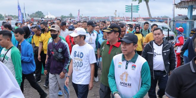 Sekda, Ratu Dewa dan sejumlah pejabat Pemkot olahraga bersama masyarakat dalam rangka HUT Palembang, Jumat (16/6/2023) pagi. Foto : Kominfo Palembang.