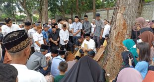 Pj Bupati Muba, Apriyadi mengantar langsung pemakaman Syamsurijal, Wakil Ketua Baznas Muba, Minggu (18/6/2023). Foto : Dinkominfo Muba.