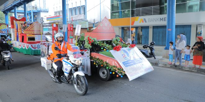 Pawai mobil hias mewarna puncak HUT Kota Palembang, Minggu (18/6/2023). Foto : Sumselheadline/pitria.
