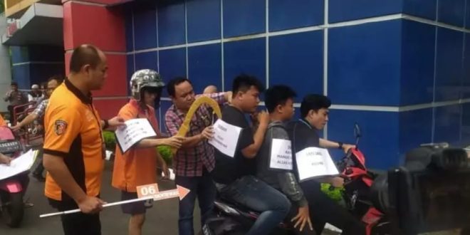 Penyidik Reskrim Polrestabes Palembang melakukan rekonstruksi tawuran yang menewaskan seorang pelajar di 14 Ulu, Senin (19/6/2023). Foto : Sumselheadline/Ela.