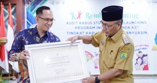 Pj Bupati Muba Apriyadi menerimaan penghargaan atas keberhasilan Pemkab menurunkan stunting di Muba, Selasa (20/6/2023). Foto : Dinkominfo Muba.