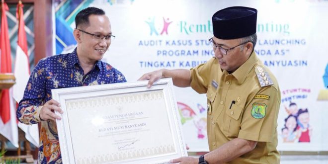 Pj Bupati Muba Apriyadi menerimaan penghargaan atas keberhasilan Pemkab menurunkan stunting di Muba, Selasa (20/6/2023). Foto : Dinkominfo Muba.