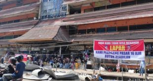 Para pedagang kakilima Pasar 16 Ilir Aksi Tolak Penertiban kios. Foto : Sumselheadline/Ela.