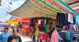 Para pedagang K5 Pasar 26 Ilir Palembang nekat kembali membentang lapak pasca kios mereka dibongkar paksa pol PP, Rabu (21/6/2023). Foto : Sumselheadline/pitria.