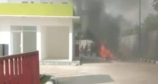 Sebuah sepeda motor terbakar, setelah keluar dari SPBU Talang Jambi, Palembang, Sabtu (24/6/2023). Foto : screenshot medsos.