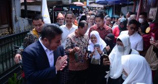 Gubernur Sumsel Herman Deru dan Walikota Harnojoyo hadir pada pembukaan makanan bingen di Lorong Roda, Palembang, Sabtu (24/6/2023). Foto : Kominfo Palembang.