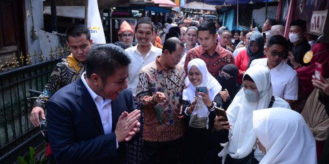 Gubernur Sumsel Herman Deru dan Walikota Harnojoyo hadir pada pembukaan makanan bingen di Lorong Roda, Palembang, Sabtu (24/6/2023). Foto : Kominfo Palembang.