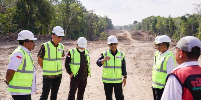 Pj Bupati Muba, Apriyadi memantau progres jalan tol trase Bayunglencir-Tempino, Sabtu (24/6/2023). Foto : Dinkominfo Muba.