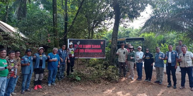 Kapolda Sumsel Irjen Pol A Rachmad Wibowo bersama komunitas Jeep 4x4, Minggu (25/6/2023). Foto : Sumselheadline/ela.
