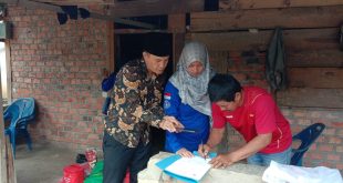 Pemkab Muba melalui Dinas Sosial dan Kecamatan Babat Toman menyalurkan bantuan korban kebakaran di Desa Bangun Sari, Minggu (25/6/2023). Foto : Dinkominfo Muba.