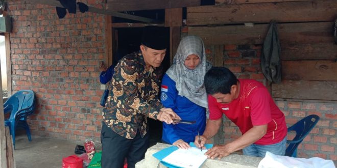 Pemkab Muba melalui Dinas Sosial dan Kecamatan Babat Toman menyalurkan bantuan korban kebakaran di Desa Bangun Sari, Minggu (25/6/2023). Foto : Dinkominfo Muba.
