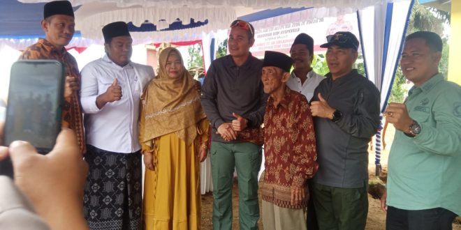 Pj Bupati Muba Apriyadi bersama Kapolres AKBP Siswandi bersilaturrahi dengan warga Desa Air Putih Ulu, Pelakat Tinggi, Muba, Rabu (28/6/2023). Foto : Dinkominfo Muba.