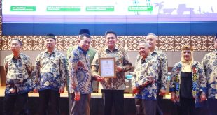 Gubernur Sumsel Herman Deru menerima penghargaan Adhi Bhakti Tani Nelayan Maha Utama dari KTNA Nasional. Pemberian penghargaan berlangsung di Padang, Sumbar, Jumat (9/6/2023). Foto : Humas Pemprov Sumsel.