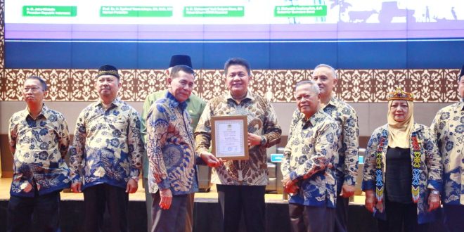 Gubernur Sumsel Herman Deru menerima penghargaan Adhi Bhakti Tani Nelayan Maha Utama dari KTNA Nasional. Pemberian penghargaan berlangsung di Padang, Sumbar, Jumat (9/6/2023). Foto : Humas Pemprov Sumsel.