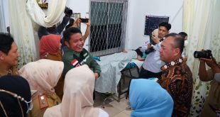 Gubernur Sumsel Herman Deru mendampingi tim verifikasi dari Sekretariat Militer Kepresidenan mengunjungi pelayanan di Puskesmas Merdeka, Palembang, Selasa (13/6/2023. Foto : Humas Pemprov Sumsel.