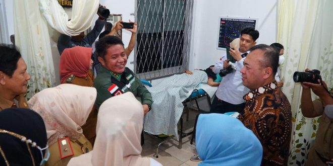 Gubernur Sumsel Herman Deru mendampingi tim verifikasi dari Sekretariat Militer Kepresidenan mengunjungi pelayanan di Puskesmas Merdeka, Palembang, Selasa (13/6/2023. Foto : Humas Pemprov Sumsel.