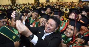 Bersama para mahasiswa, Gubernur Sumsel Herman Deru selfi di wisuda ke-74 dan Milad Universitas Muhammadiyah Palembang di Wyndam Hotel, Kamis (15/6/2023). Foto : Humas Pemprov Sumsel.
