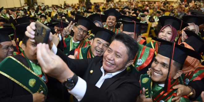 Bersama para mahasiswa, Gubernur Sumsel Herman Deru selfi di wisuda ke-74 dan Milad Universitas Muhammadiyah Palembang di Wyndam Hotel, Kamis (15/6/2023). Foto : Humas Pemprov Sumsel.