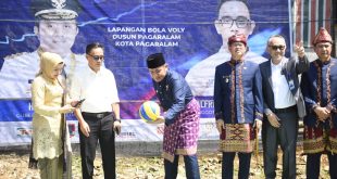 Gubernur Sumsel Herman Deru membuka turnamen voli Gubernur Cup di Dusun Pagaralam, Rabu (21/6/2023). Foto : Humas Pemprov Sumsel.