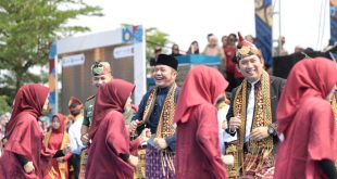 Gubernur Sumsel Herman Deru ikut larut dalam kegembiraan pada Festival Danau Ranau, OKU Selatan, Rabu (21/6/2023). Foto : Humas Pemprov Sumsel.