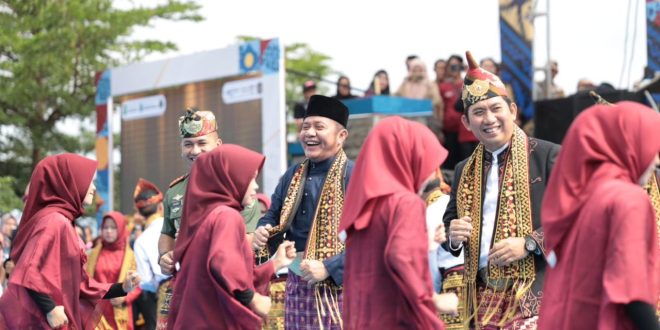 Gubernur Sumsel Herman Deru ikut larut dalam kegembiraan pada Festival Danau Ranau, OKU Selatan, Rabu (21/6/2023). Foto : Humas Pemprov Sumsel.