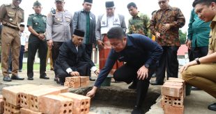 Gubernur Sumsel Herman Deru meletakkan batu pembangunan gedung baru Ponpes Nurul Islam Sribandung, Ogan Ilir, Senin (26/6/2023). Foto : Humas Pemprov Sumsel.