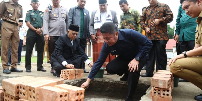Gubernur Sumsel Herman Deru meletakkan batu pembangunan gedung baru Ponpes Nurul Islam Sribandung, Ogan Ilir, Senin (26/6/2023). Foto : Humas Pemprov Sumsel.