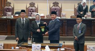 Gubernur Sumsel Herman Deru dan Ketua DPRD Sumsel Anita Noeringhati usai penandatangan berita acara persetujuan dewan tentang pertanggungjawaban pelaksanaan APBD 2022, Selasa (27/6/2023). Foto : Humas Pemprov Sumsel.